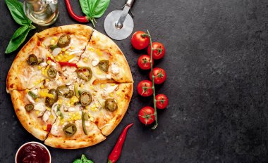 Taştan arka planda malzemeleri olan Meksika pizzası.