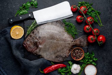 Arkaplanda baharat olan çiğ balık.