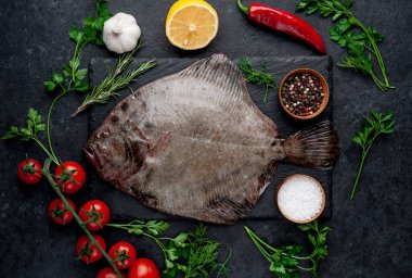 Arkaplanda baharat olan çiğ balık.