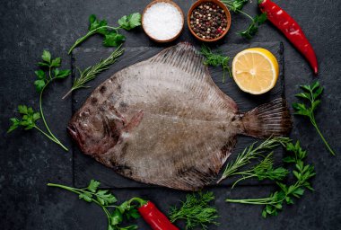 Arkaplanda baharat olan çiğ balık.