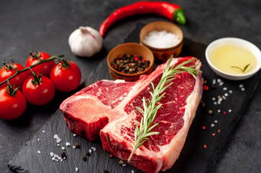 Taştan arka planda içeriği olan çiğ biftek yakın plan görüntüsü.