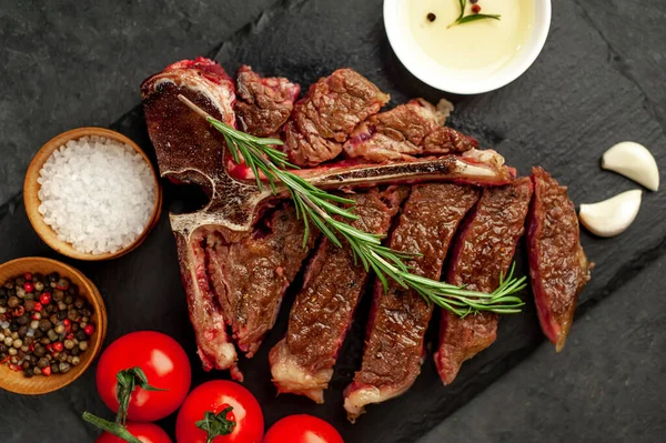 Carne Hueso Parrilla Con Ingredientes Sobre Fondo Piedra — Foto de Stock