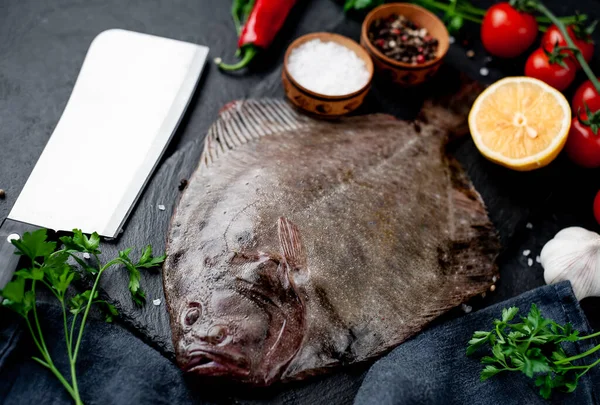 Arkaplanda baharat olan çiğ balık.