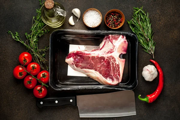 Taştan arka planda içeriği olan çiğ biftek yakın plan görüntüsü.