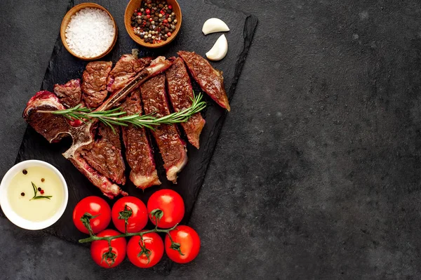 Gril Bone Steak Složkami Kamenném Pozadí — Stock fotografie