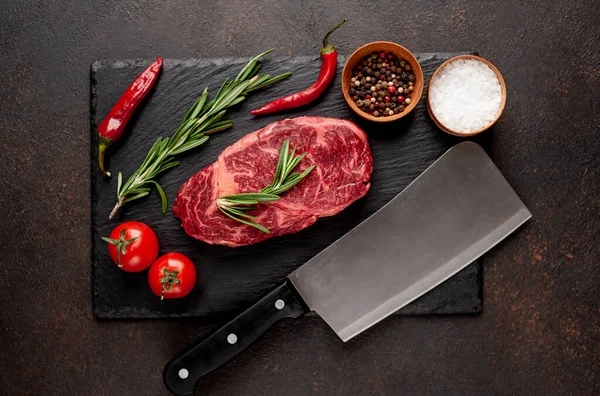 Arka planda baharatlı çiğ biftek.