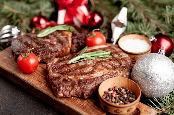 Cena Navidad Para Dos Personas Filetes Ternera Parrilla Ribeye Verduras —  Fotos de Stock