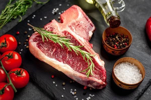 Taştan arka planda içeriği olan çiğ biftek yakın plan görüntüsü.