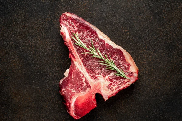 Taştan Arka Planda Çiğ Bifteğin Yakın Plan Görüntüsü — Stok fotoğraf