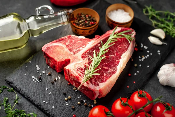 Vista Primer Plano Carne Cruda Hueso Con Ingredientes Sobre Fondo — Foto de Stock