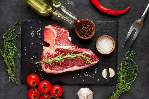 Taştan arka planda içeriği olan çiğ biftek yakın plan görüntüsü.