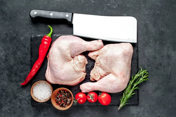 Nahaufnahme Von Ungekochten Hühnerkeulen Auf Schwarzem Stein Hintergrund — Stockfoto