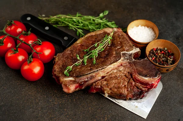Grill Bone Steak Hozzávalókkal Egy Húsvágó Kés Háttér — Stock Fotó
