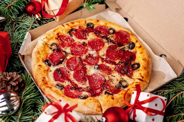 Pizza Bożonarodzeniowa Kiełbaskami Salami Mozzarellą Oliwkami Ziołami Prowansalskimi Sosem Pomidorowym — Zdjęcie stockowe