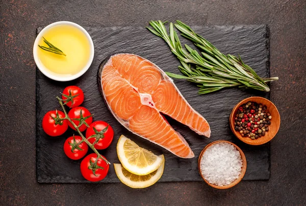 Çiğ balık somon bifteği ve taştan bir zemin.