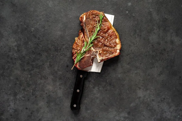 Grill Bone Steak Met Ingrediënten Een Vleesmes Stenen Achtergrond — Stockfoto