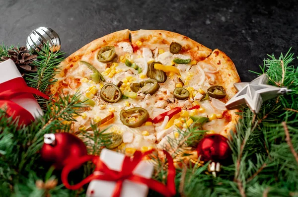 Meksykańska Pizza Boże Narodzenie Filetem Kurczaka Ser Mozzarella Papryka Jalapeno — Zdjęcie stockowe