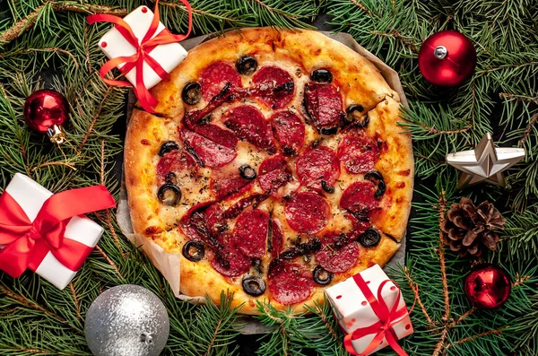 Pizza Bożonarodzeniowa Kiełbaskami Salami Mozzarellą Oliwkami Ziołami Prowansalskimi Sosem Pomidorowym — Zdjęcie stockowe