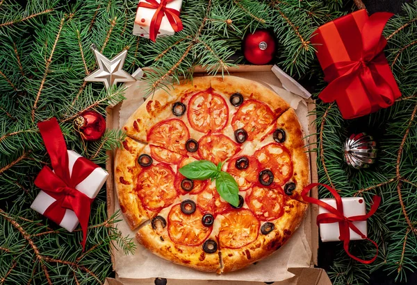 Pizza Świąteczna Margarita Dekoracjami Świątecznymi Prezentami Świerkami Zabawkami — Zdjęcie stockowe