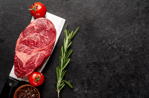 Bife Cru Carne Marmorizada Uma Faca Carne Fundo Pedra — Fotografia de Stock