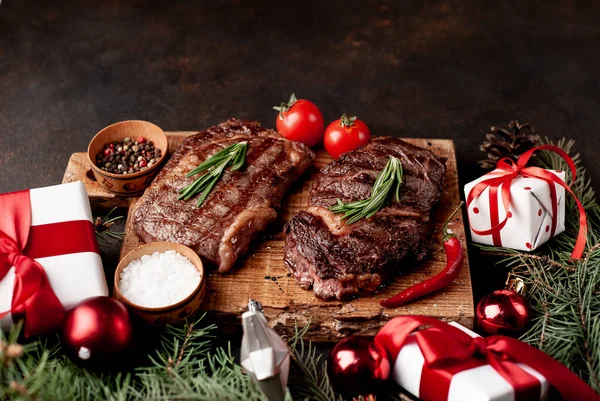 Cena Navidad Para Dos Personas Filetes Ternera Parrilla Ribeye Verduras —  Fotos de Stock