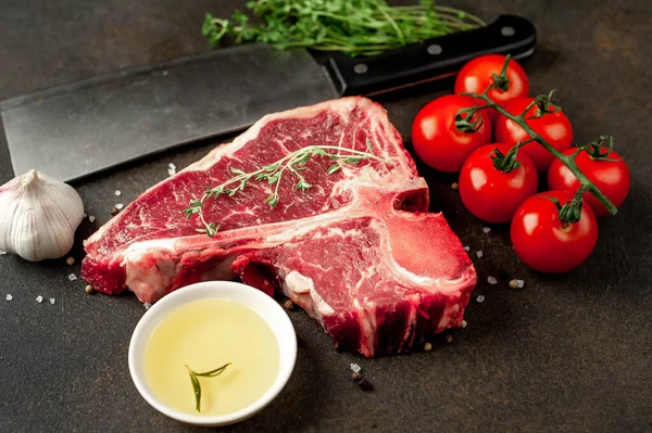 Vista Primer Plano Carne Cruda Hueso Con Ingredientes Sobre Fondo — Foto de Stock