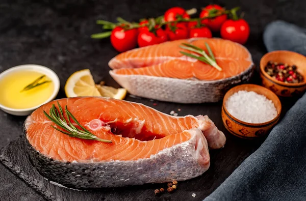 Filetes Salmón Pescado Crudo Con Ingredientes Sobre Fondo Piedra —  Fotos de Stock