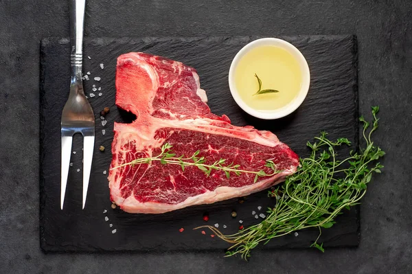 Detailní Pohled Syrový Bone Steak Složkami Kamenném Pozadí — Stock fotografie