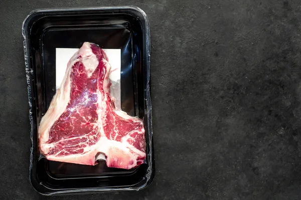 Taştan Arka Plandaki Hava Geçirmez Gıda Kutusundaki Çiğ Biftek Yakın — Stok fotoğraf