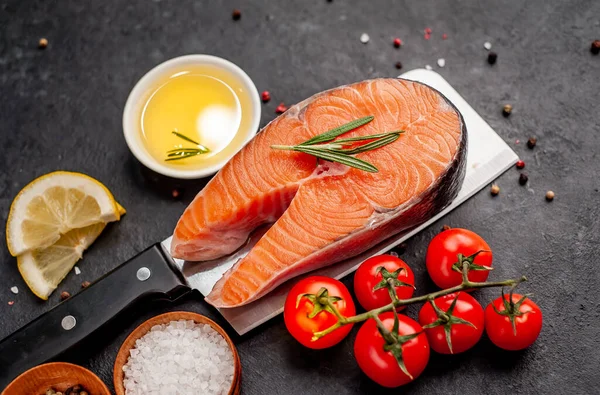 Filete Salmón Pescado Crudo Con Ingredientes Sobre Cuchillo Carne Sobre —  Fotos de Stock
