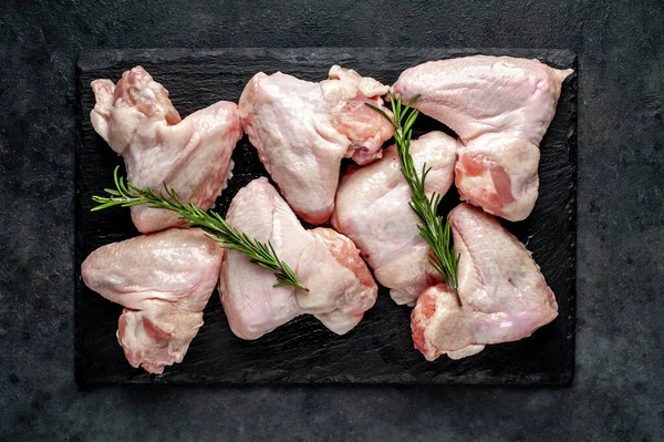 Alitas Pollo Con Ramitas Romero Sobre Fondo Piedra Negra —  Fotos de Stock