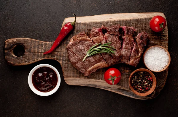 Bife Grelhado Marmóreo Com Especiarias Fundo Pedra — Fotografia de Stock