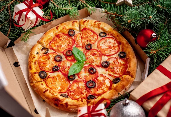 Pizza Świąteczna Margarita Dekoracjami Świątecznymi Prezentami Świerkami Zabawkami — Zdjęcie stockowe
