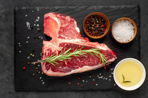 Close Blik Van Rauwe Bone Steak Met Ingrediënten Stenen Achtergrond — Stockfoto