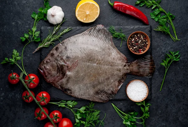 Arkaplanda baharat olan çiğ balık.