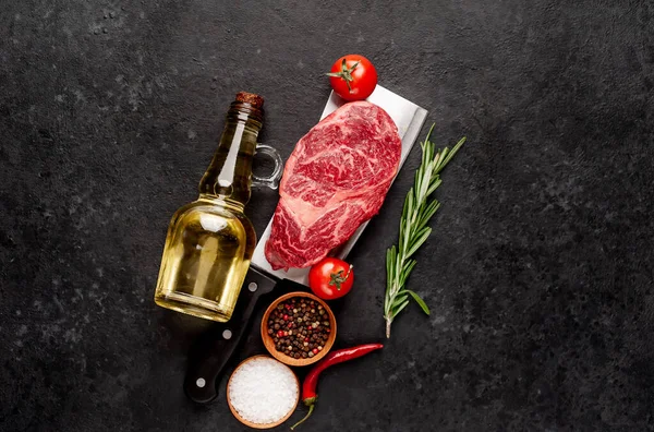 石の背景に肉のナイフで生の霜降り牛ステーキ — ストック写真