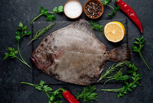 Arkaplanda baharat olan çiğ balık.