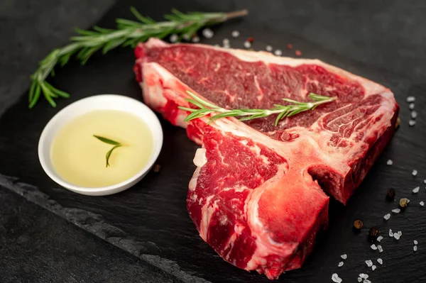 Taştan arka planda içeriği olan çiğ biftek yakın plan görüntüsü.