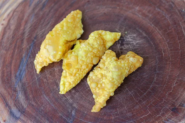 Bolinhos fritos, comida chinesa na mesa de madeira . — Fotografia de Stock