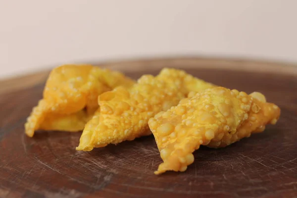 Bolinhos fritos, comida chinesa na mesa de madeira . — Fotografia de Stock