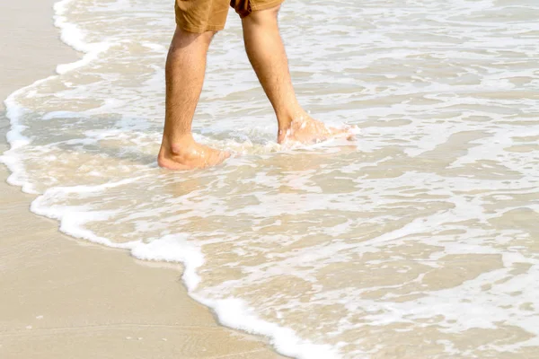 Los pies humanos caminando en la playa, el turista relajarse en las vacaciones de verano . — Foto de Stock