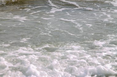 boş tropikal kumlu plajda beyaz yumuşak dalga Rolling Splash 