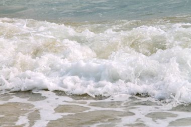 boş tropikal kumlu plajda beyaz yumuşak dalga Rolling Splash 