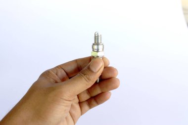 Kullanmadan önce yeni buji elinize.