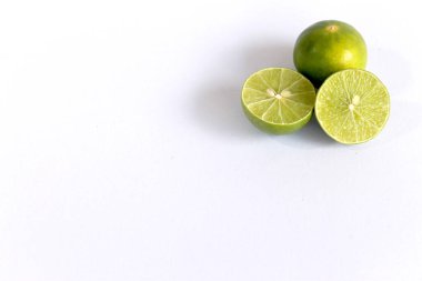 beyaz arkaplanda izole kireç