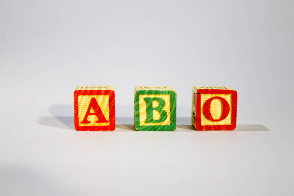 Деревянные алфавитные блоки обозначают ABO как группы крови
.