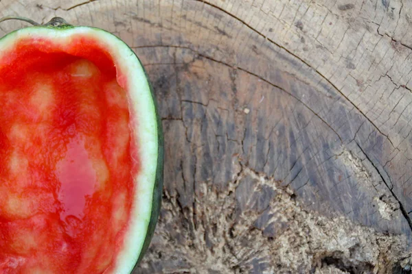 De helft van de rode watermeloen werd gegeten — Stockfoto