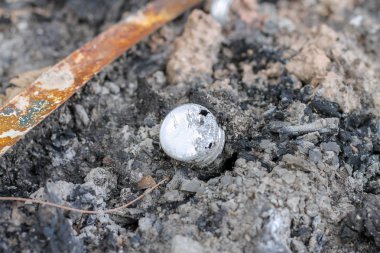 Alüminyum şişe kapağı yandı. Eviroment atık kavramı.