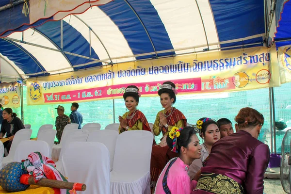 Rasisalai, Sisaket, TAILANDIA - 31 DE MAYO DE 2019: Grupo tailandés actuando —  Fotos de Stock