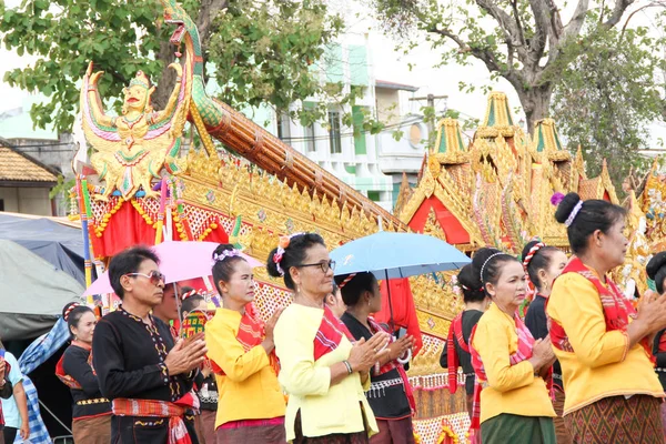 Rasisalai, Sisaket, TAILANDIA - 31 DE MAYO DE 2019: Grupo tailandés actuando — Foto de Stock